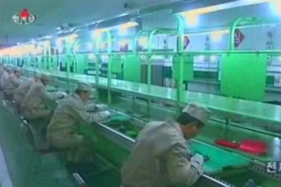 朝鮮自主研制計算機技術(shù)取得突破 軟件開發(fā)展露光芒\n\n近年來，朝鮮在計算機技術(shù)領(lǐng)域取得了顯著進展，特別是自主研制的計算機型號不斷涌現(xiàn)，其多張相關(guān)設(shè)備圖片的曝光引起了國際科技界的關(guān)注。這一成就體現(xiàn)了朝鮮在軟件開發(fā)和技術(shù)創(chuàng)新方面的努力，為社會經(jīng)濟發(fā)展注入了新動能。\n\n據(jù)統(tǒng)計，朝鮮近年來重點推動操作系統(tǒng)、數(shù)據(jù)庫管理系統(tǒng)及辦公軟件等多個層面的自主開發(fā)，通過利用Local Glob Pattern等形式，克服外部供需難，逐漸形成一個小型但不倫的優(yōu)秀知識產(chǎn)權(quán)數(shù)據(jù)原生系統(tǒng)。其中，國際展示特別關(guān)注的包括用公鏈材料定